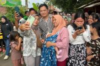 Takziah ke Desa Petir Dramaga, Tommy Kurniawan Diserbu Warga