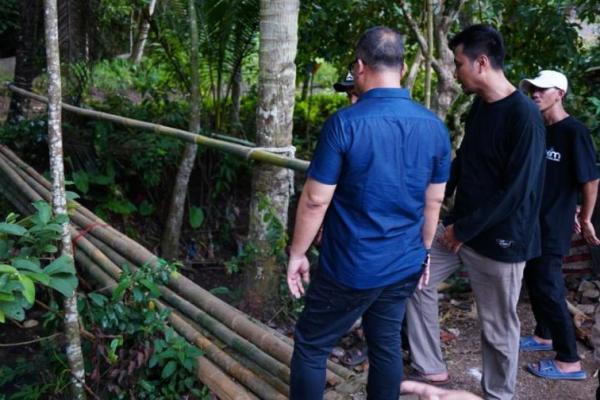 Legislator NasDem Bantu Warga Bangun Jembatan Rusak di Pandeglang