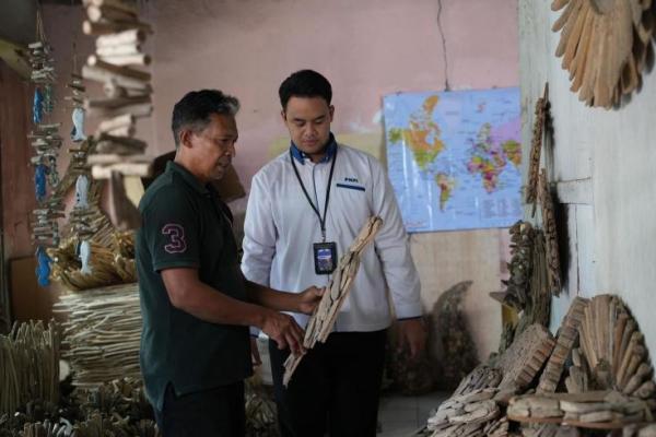 Nasabah PNM ULaMM Sulap Limbah Kayu Pantai Kerajinan Bernilai