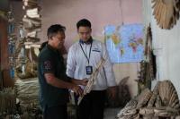 Nasabah PNM ULaMM Sulap Limbah Kayu Pantai Kerajinan Bernilai
