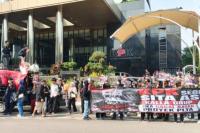 Massa Desak KPK Sita Aset Kalla Group Jika Gagal Bayar