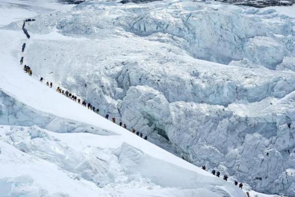 Pecah Rekor! 274 Pendaki Capai Puncak Everest dari Nepal