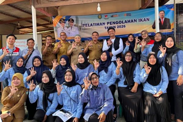 Pertamina Gelar Pelatihan UMKM Pengolahan Ikan di Indramayu