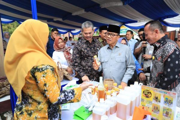 Mendes Puji BUMDes Tuntang di Semarang: Layak Direplikasi Desa se-Indonesia