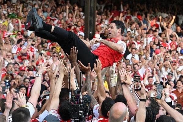 Angkat Trofi Liga Inggris, Arteta Tak Sangka Pesta Juara Bakal Sebesar Ini