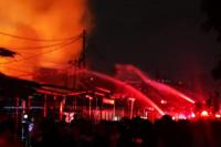 200 Personel Dikerahkan Tangani Kebakaran Kemayoran