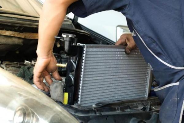 Radiator Diisi Air Biasa, Ini Risiko Fatal yang Mengintai Mesin