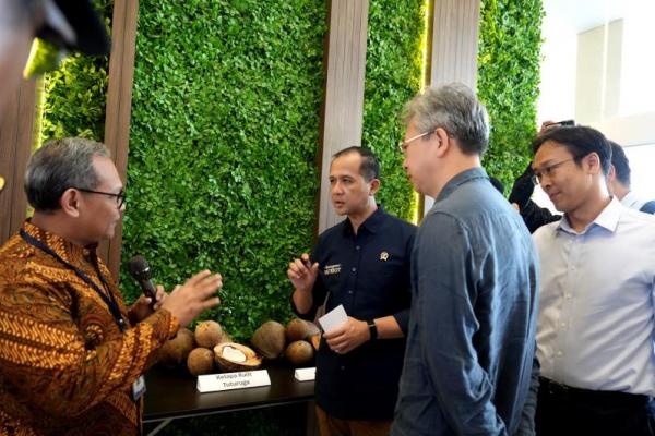 Mentrans Ajak Dubes Tiongkok Tinjau Sentra Kelapa di Halmahera Utara