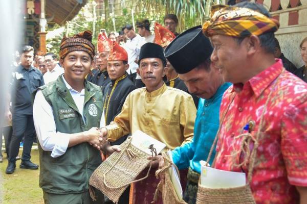 Serahkan 10 SK Hutan Adat, Menhut: MHA Terbukti Penjaga Hutan Terbaik