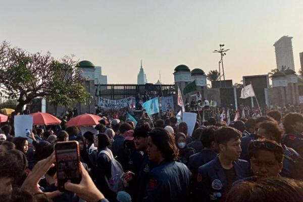 Ribuan Mahasiswa Kepung DPR, Soroti Kenaikan BBM dan Pemulihan Ekonomi