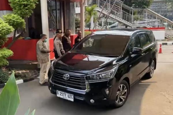 Bupati Langkat Tiba di Gedung KPK Usai Terjaring OTT
