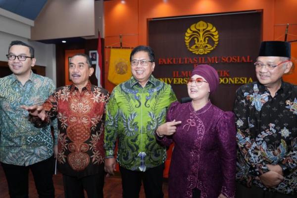 Luluk Raih Doktoral di UI, Wamen Viva Yoga Hadir Beri Dukungan