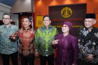 Luluk Raih Doktoral di UI, Wamen Viva Yoga Hadir Beri Dukungan