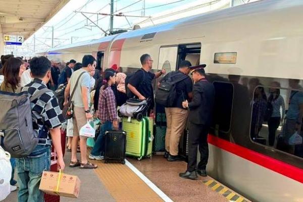 Whoosh Layani 573.780 Penumpang Selama Libur Sekolah