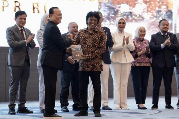 Adian Napitupulu Terima Buku Anotasi KUHAP dari Komisi III DPR