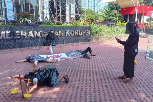 Aksi Teater di Depan KPK, Kritik Dugaan Tebang Pilih di Kasus Blueray Cargo