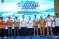Kemenhub Bagikan Ribuan Alat Keselamatan Pelayaran pada Nelayan