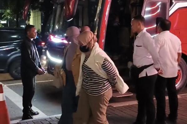 Istri Bupati Pemalang Tiba di Gedung KPK Usai Terjaring OTT