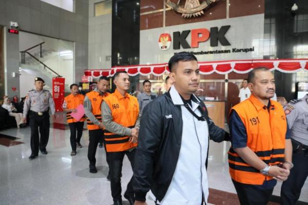 Staf KPK dan Ayahnya Jadi Tersangka, Klaim Bisa Urus Kasus Bupati Pemalang