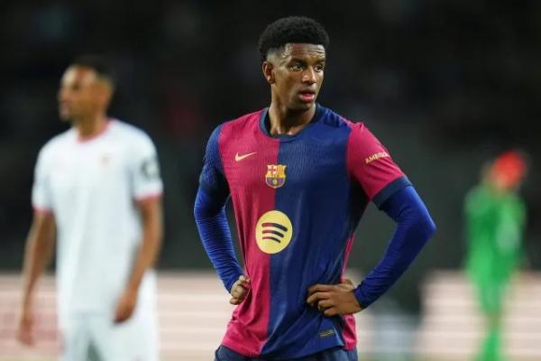 Ogah Tinggalkan Barcelona, Alejandro Balde Bikin MU Gigit Jari