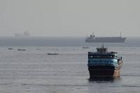 AS Alihkan 44 Kapal, Iran Ancam Tembak Kapal Perang di Selat Hormuz
