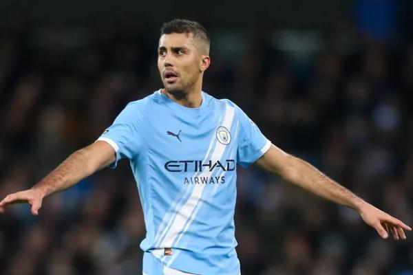 Barcelona dan Real Madrid Saling Sikut Amankan Jasa Rodri