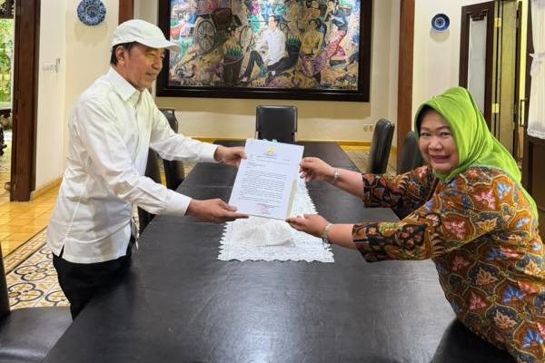 Siti Fauziah Serahkan Undangan ke Jokowi Untuk Hadiri Sidang Tahunan MPR