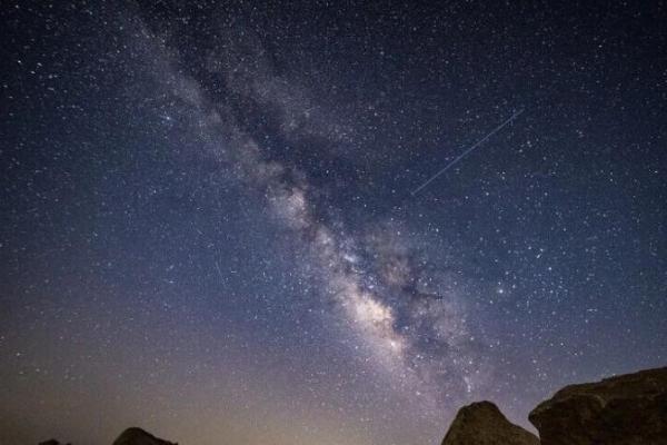 Puncak Hujan Meteor Perseid, Langit Malam Dihiasi Puluhan Bintang Jatuh
