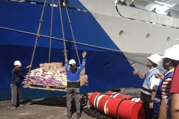 KM Tidar Angkut 200 Koli Bantuan untuk Korban Gempa NTT