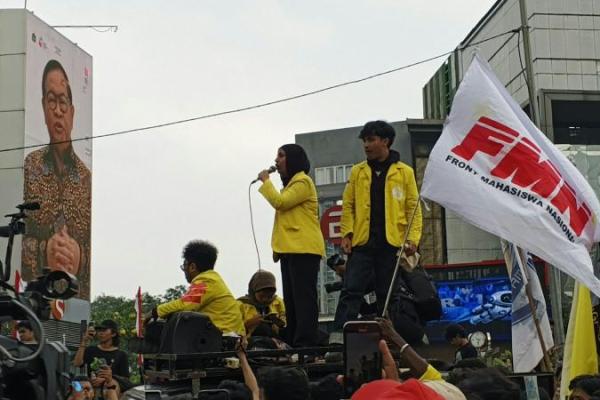 Demo BEM UI Diadang di Jalan MH Thamrin, Lalu Lintas Diblokade