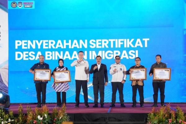 Menteri Imipas Kukuhkan 53 Petugas Imigrasi Pembina Desa