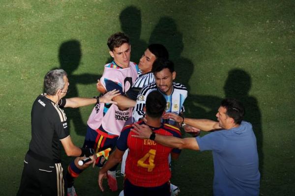 FIFA Sanksi Berat Timnas Argentina Usai Kericuhan di Final