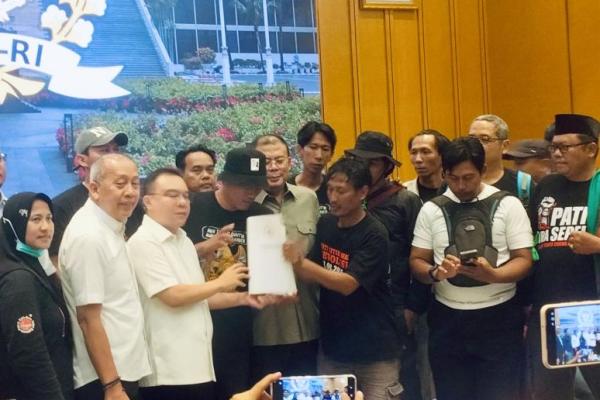 Pimpinan DPR Terima Audiensi Masyarakat Pati Bersatu