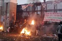 Massa Bakar Spanduk hingga Kardus Saat Demo di DPR RI
