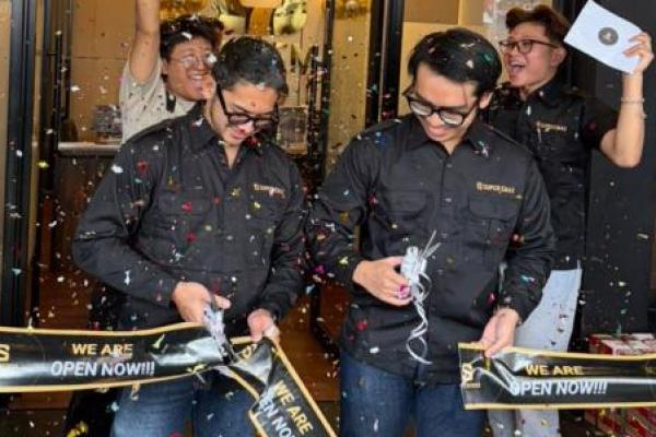 Gunting Pita, Pemilik Super Emas Reza Darmawan Buka Gerai Ketujuh