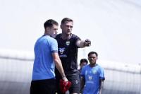 Pelatih Persib Waspadai Serangan Balik Manila Digger