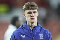 Everton Batal Lepas Armstrong usai Diprotes Fans Klub