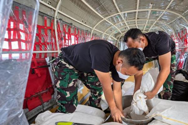 Kementerian LH Gencarkan OMC Tangani Karhutla di Kalbar dan Kalteng