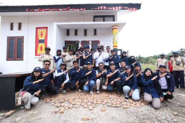 Kementrans Serahkan 100 Rumah Transmigrasi Jamban Keluarga di Domande