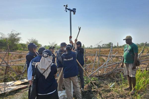 TEP IPB Pasang AWS Bantu Petani Merauke Hadapi Cuaca Tak Menentu