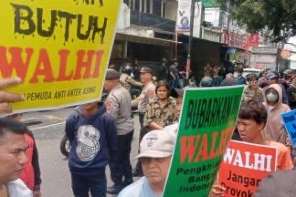 Demo di Kantor WALHI, Massa Desak Transparansi Dana Asing