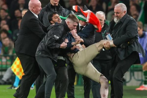 Tolak Laga Kontra Israel, Suporter Irlandia Lempari Bola Tenis