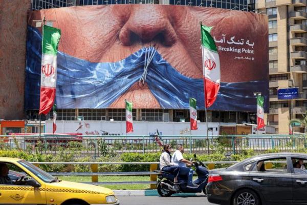Modal Baliho, Warga Iran Ejek Trump Habis-Habisan