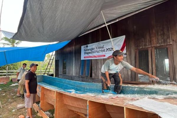 TEP 8 Universitas Brawijaya Latih Masyarakat Segun Bikin Kapal Fiberglass