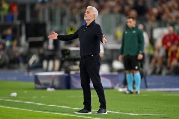 Mou Ejek Roma Kehabisan Bensin di Ujung Pertandingan