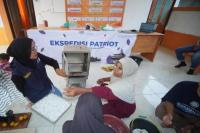 Tim Ekspedisi Patriot UGM Latih Warga Bacan Olah Kelapa