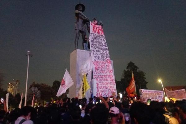 Demonstran Tunggangi Tugu Tani, Bentangkan Tuntutan-Teriakan Revolusi