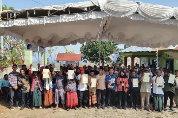 Kementrans Bersama Komisi V DPR Serahkan 109 SHM ke Transmigran Jeringo