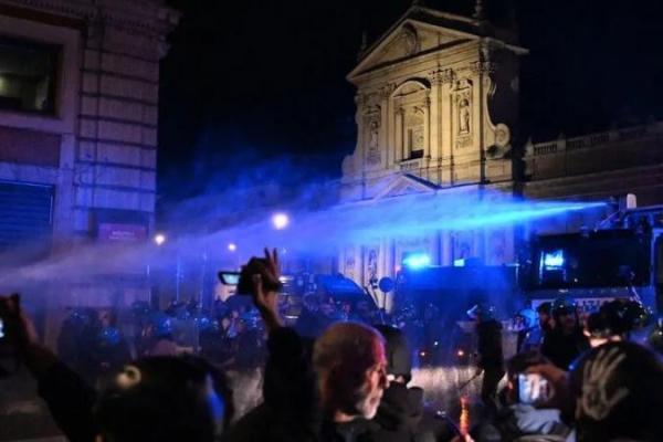 Bentrokan Pecah di Roma, Massa Lempar Benda Peledak ke Polisi